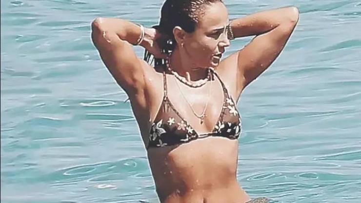 Burçin Terzioğlu Çeşme’de Tatiline Devam Ederken, Denizde Serinledi