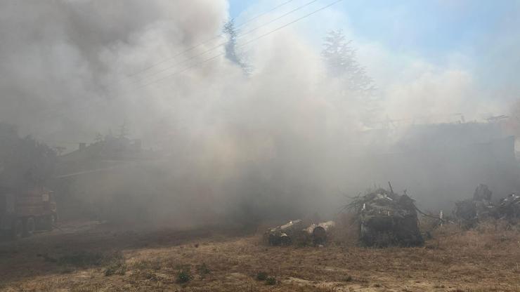 Çöpleri yakmak istedi 2 evi küle çevirdi