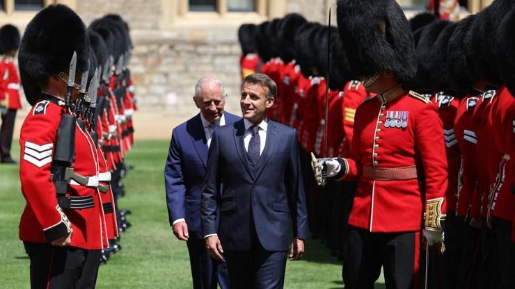 İngiltere’yi Karıştıran Görüntüler Tepki Yağdı: Macron’dan Windsor’da ‘Napolyon’ Yürüyüşü...