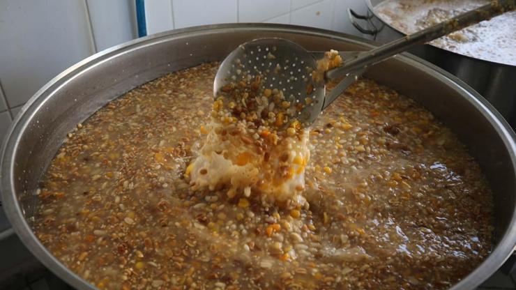 BEREKETİN SİMGESİ Dünyanın En Eski Tatlısı Olarak Biliniyor... Tarifi Yok Ancak Çok Önemli Bir Sırrı Var Ustası Lezzetli Aşurenin Püf Noktasını Açıkladı