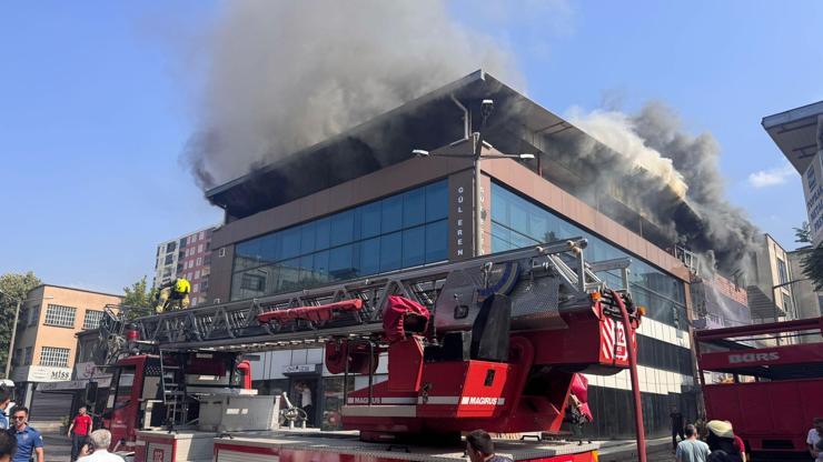 Bursada tekstil mağazasında yangın: 1,5 saatte söndürülürdü İtfaiye ekiplerine bıçaklı saldırı...