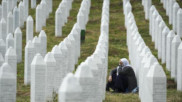 8.372 çığlık! Bir kasabanın adı, bir yaranın izi: Srebrenitsa Soykırımı 8.372 çığlık! Bir kasabanın adı, bir yaranın izi: Srebrenitsa Soykırımı