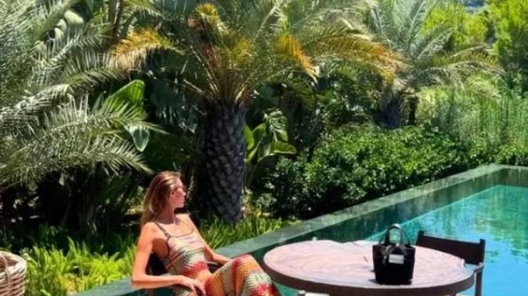 Şevval Şahinden Tatilde Bikinili Paylaşım: Fit Vücudu ile Göz Kamaştırdı