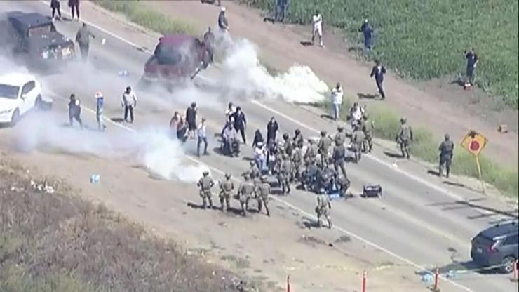 ABDDE YİNE GÖÇMEN GERİLİMİ | Göz Yaşartıcı Gaz, Gözaltılar, Tepkiler