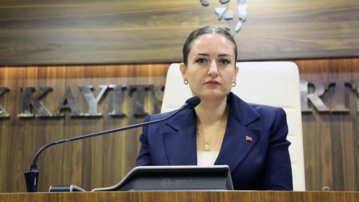 Görevden uzaklaştırılan Böcek yerine Antalya Büyükşehir Belediyesi Başkanvekilliğine Büşra Özdemir seçildi