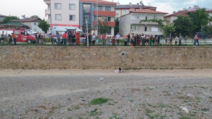 Kediyi kurtarmak isterken dere yatağına düşüp yaralandı; olay kamerada