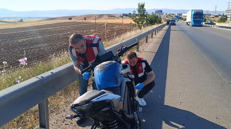 Afyonkarahisar'da motosiklet otomobile çarptı: 1 ölü, 1 yaralı Afyonkarahisar'da motosiklet otomobile çarptı: 1 ölü, 1 yaralı