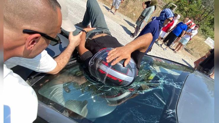 Otomobilin Çarptığı Motosiklet Sürücüsü, Düştüğü Aracın Üzerinde Ambulans Bekledi