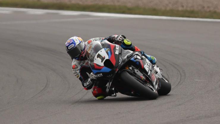 6873bd65d0764f40b3962f61 Toprak Razgatlıoğlu yine kazandı, Bulega'yı solladı! İngiltere'de 3'te 3 geldi...
