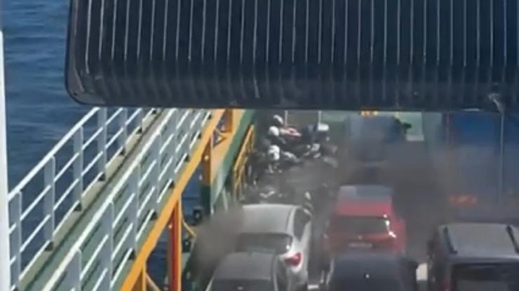 Marmara Adası açıklarında can pazarı 200 yolcu ve 70 araç alevlerin arasında