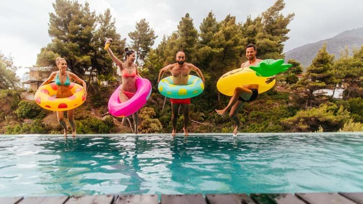 Kalabalık havuzlar hastalıklara davetiye çıkarıyor