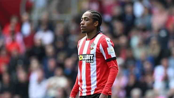 68777874de416d36a62a811f Beşiktaş taraftarı bekliyordu! Kyle Walker-Peters’ın gelişi rötar üstüne rötar yedi...