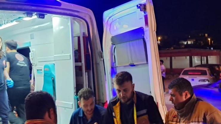 Hatay’da otomobil aydınlatma direğine çarptı; 4 yaralı Hatay’da otomobil aydınlatma direğine çarptı; 4 yaralı