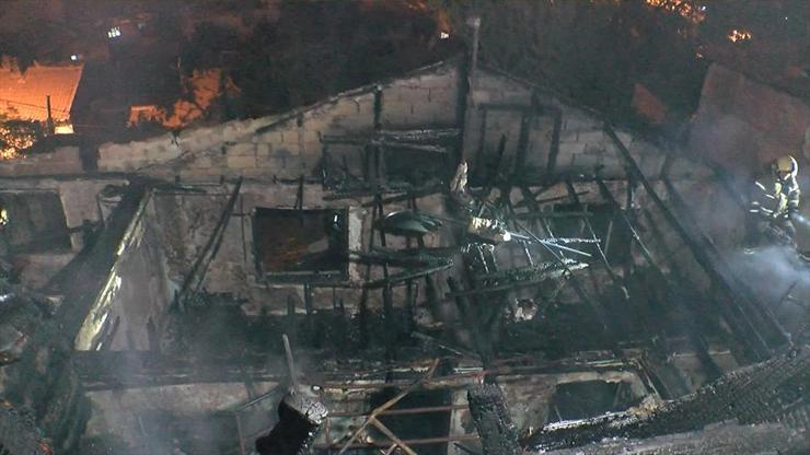 Gaziosmanpaşada buzdolabı patladı: Mahalle alev aldı, 4 ev küle döndü