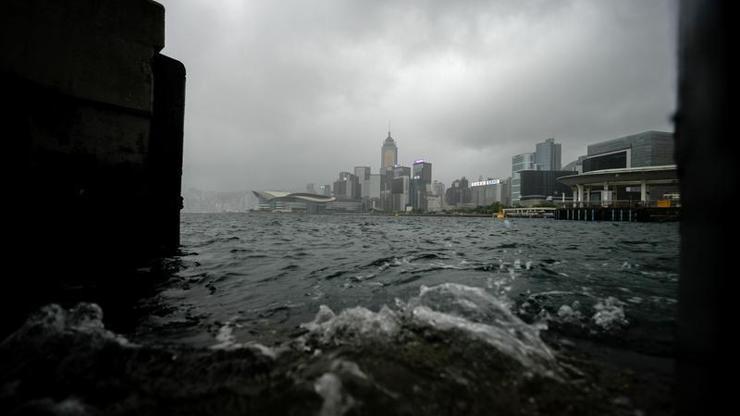 Hong Kong’da ‘Wipha’ tayfunu etkili oluyor Hong Kong’da ‘Wipha’ tayfunu etkili oluyor