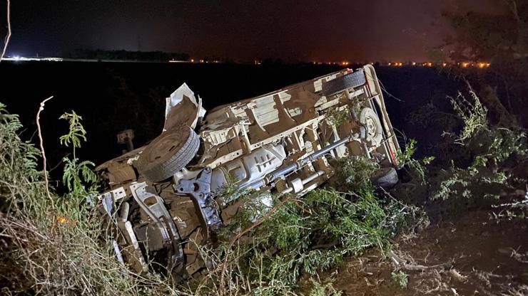 Kamyonetle çarpışan otomobil hurdaya döndü; aynı aileden 3 ağır yaralı