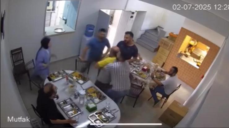 İstanbul - Kağıthane'de nefes borusuna yemek kaçan işçinin Heimlich manevrasıyla kurtulduğu anlar kamerada