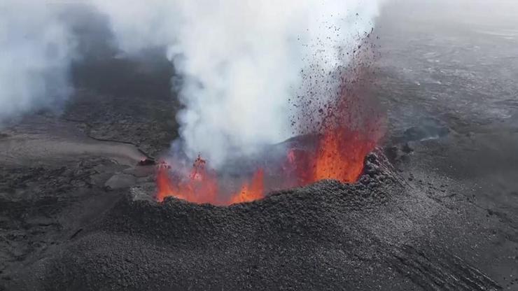İzlanda’da yanardağ patlamaları devam ediyor