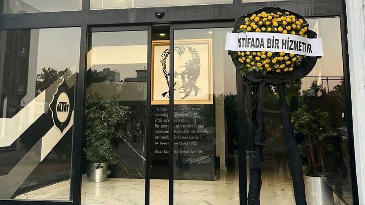 Altay taraftarları, kulüp binasına siyah çelenk bıraktı