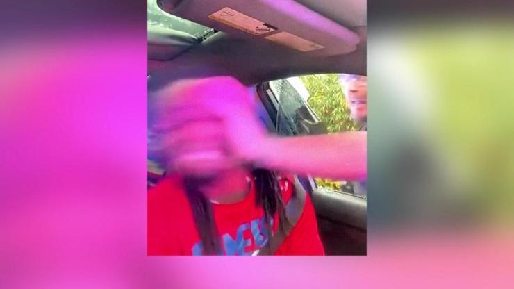 ABDde yine polis şiddeti Önce camı kırdı sonra sürücüyü yumrukladı