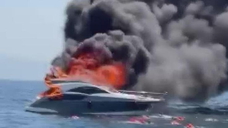 Kınalıada açıklarında tekne yangını: 16 kişi denize atlayarak kurtuldu Kınalıada açıklarında tekne yangını: 16 kişi denize atlayarak kurtuldu