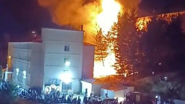 Siirt’te düğün sonrası atılan havai fişekler yangına neden oldu Siirt’te düğün sonrası atılan havai fişekler yangına neden oldu