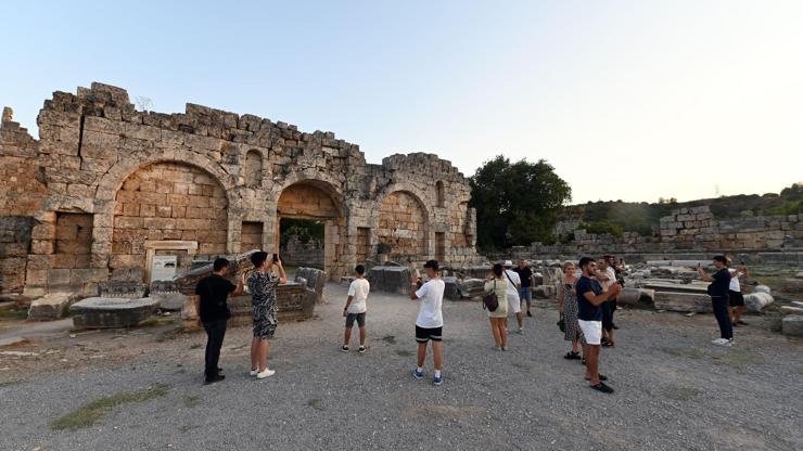 Antalya, bir günde 104.359 yabancı ziyaretçiyle tüm zamanların rekorunu kırdı
