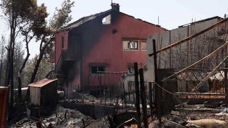 Atina yakınlarında çıkan yangında birçok ev hasar gördü