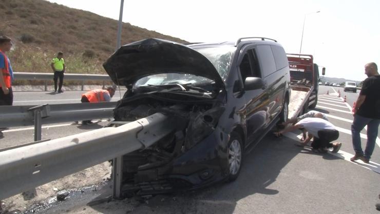 İstanbulda feci kaza: Minibüs bariyerlere saplandı