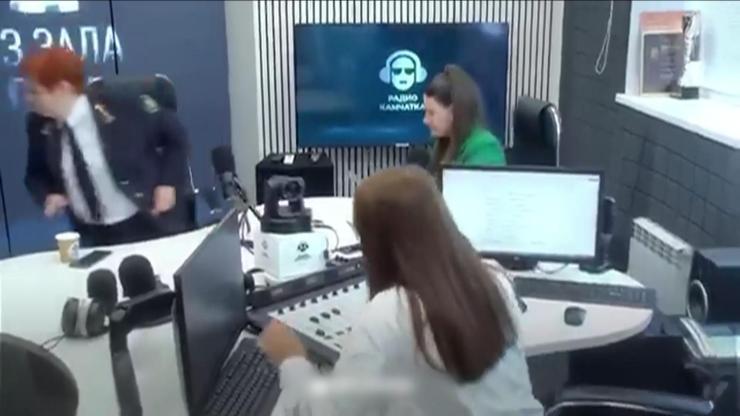 Radyo stüdyosunda panik anları: Depremin şiddeti kamerada