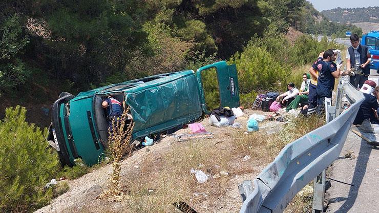 Sivas'ta minibüs devrildi: 13 yaralı Sivas'ta minibüs devrildi: 13 yaralı