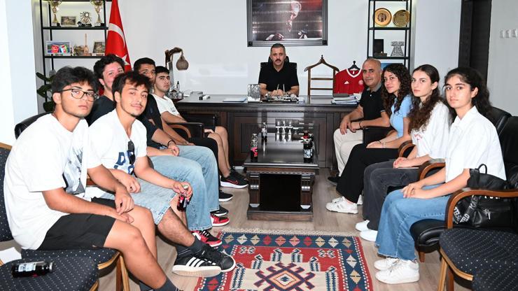 Sınavda derece yapan öğrencilerden protokole ziyaret Sınavda derece yapan öğrencilerden protokole ziyaret