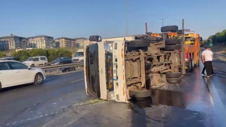 Başakşehir TEM Otoyolunda kamyonet devrildi