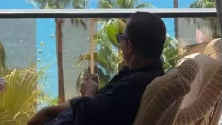 Rafet El Roman Monako’da Şaşırtıcı Bir Karşılaşma Yaşadı: Fahriye Evcen’i Kendi Fotoğrafında Yakaladı