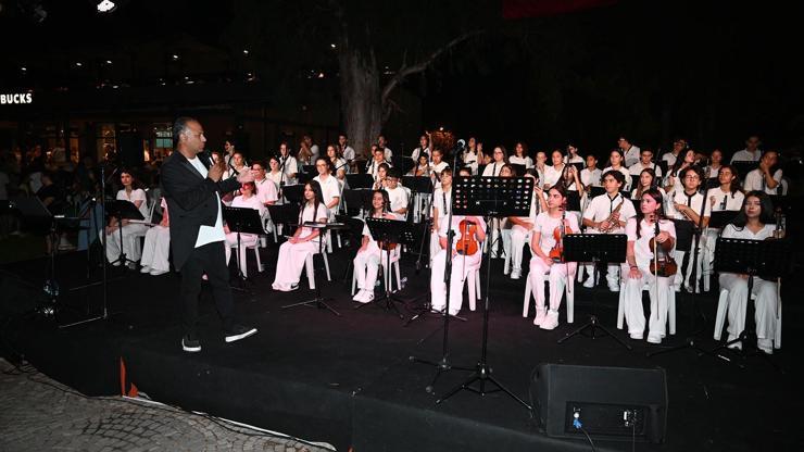 Kemer'de sokak hayvanları yararına konser