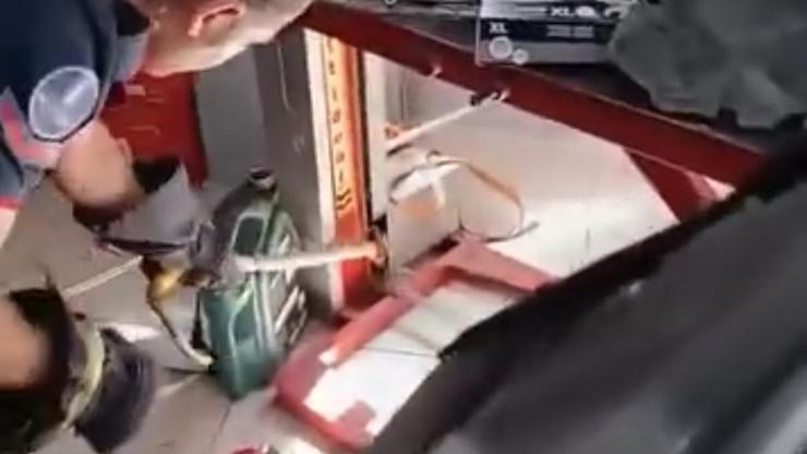 İstanbul- Kağıthane'de iş yerine giren yılanı tekmeleyerek kovmaya çalıştı; itfaiye yakaladı