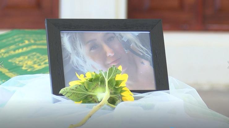 Evinde yastıkla boğulan Karsu, toprağa verildi Evinde yastıkla boğulan Karsu, toprağa verildi