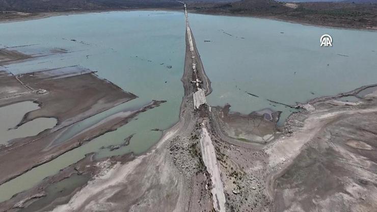 İşte kuraklığın İzmirde etkisi: Alaçatı Kutlu Aktaş Barajında eski İzmir-Çeşme kara yolu ortaya çıktı