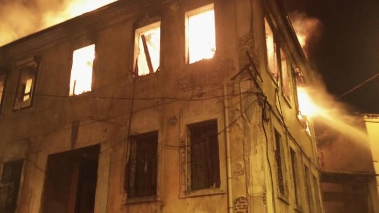 Balıkesir'de 2 katlı tarihi bina yandı
