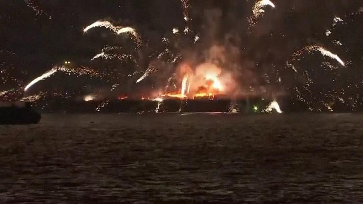 JAPONYA’DA HAVAİ FİŞEK KABUSU Denize atlayarak canını kurtardılar