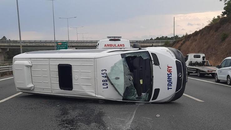 Temde feci kaza Servis aracı yan yattı: Yaralılar var