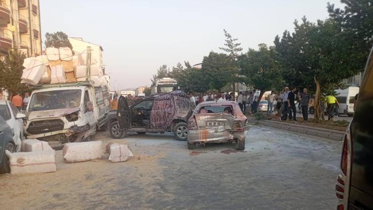 Bitlis'te freni boşalan TIR, 10 araca çarptı