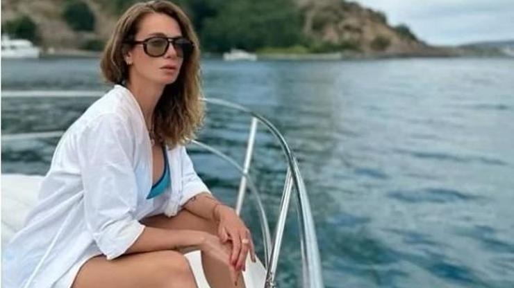 Çiğdem Batur’dan İddialı Tekne Paylaşımı Mavi Bikinisiyle Verdiği Pozlarla Sanal Medyayı Salladı