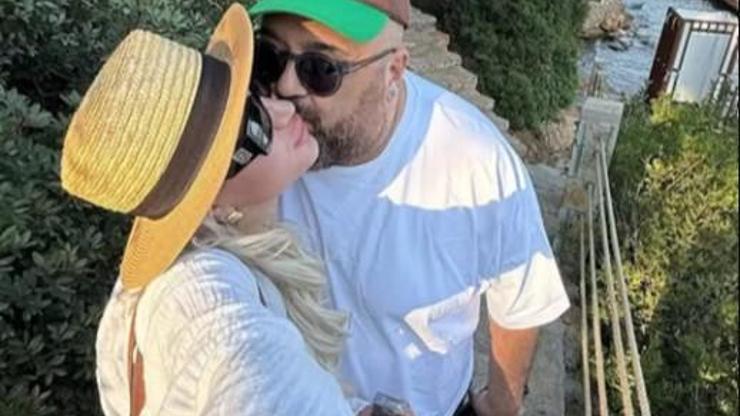 MasterChef Jürisi Somer Sivrioğlu, 25 Yaş Genç Sevgilisiyle Tatilde Küvet Pozları Sanal Medyayı Salladı