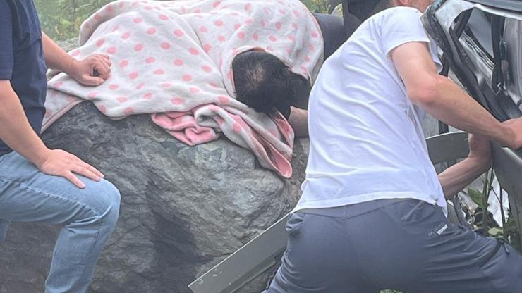 Trabzonda turistleri taşıyan minibüs, uçuruma yuvarlandı: 2 ölü, 4 yaralı