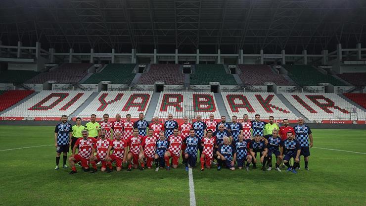 Diyarbakırda gösteri maçında forma giyen Bakan Bak’tan ‘Terörsüz Türkiye’ vurgusu