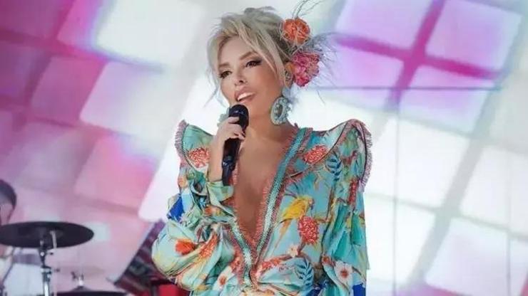 Mahsun Kırmızıgül İle Ajda Pekkandan Sahnede Halay Şov Sosyal Medyada Büyük İlgi Gördü