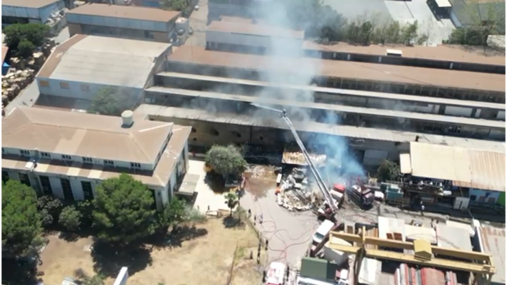 Fabrikada çıkan yangın, yanındaki 2 fabrikaya daha sıçradı