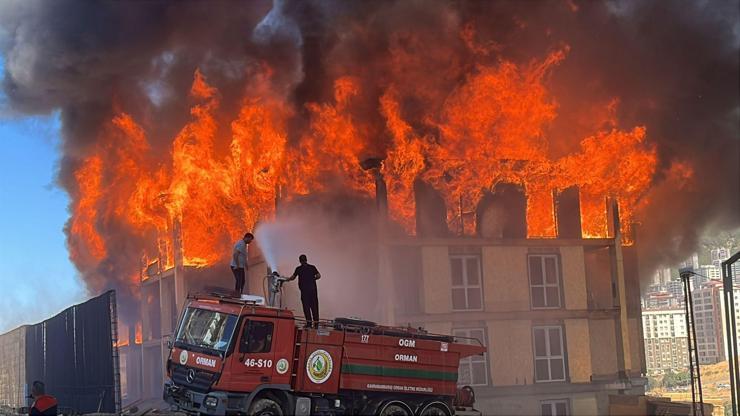 Kahramanmaraş'ta lojman inşaatında yangın: Alevler tüm yapıyı sardı