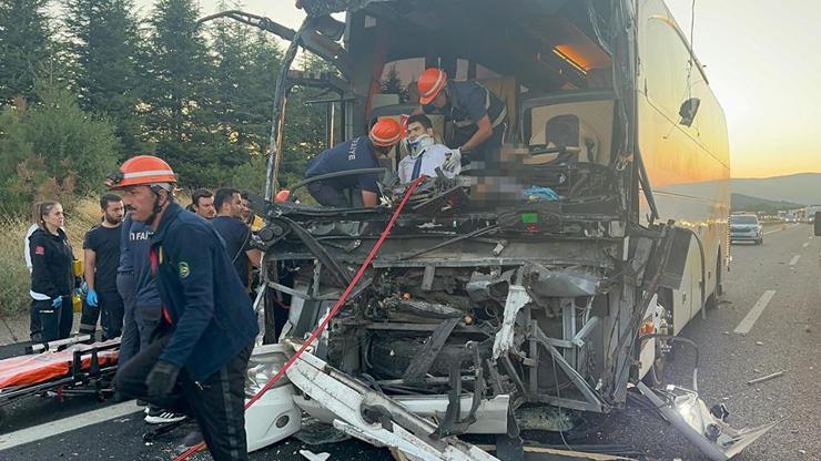 Boluda yolcu otobüsü kamyona çarptı: 1 ölü, 10 yaralı